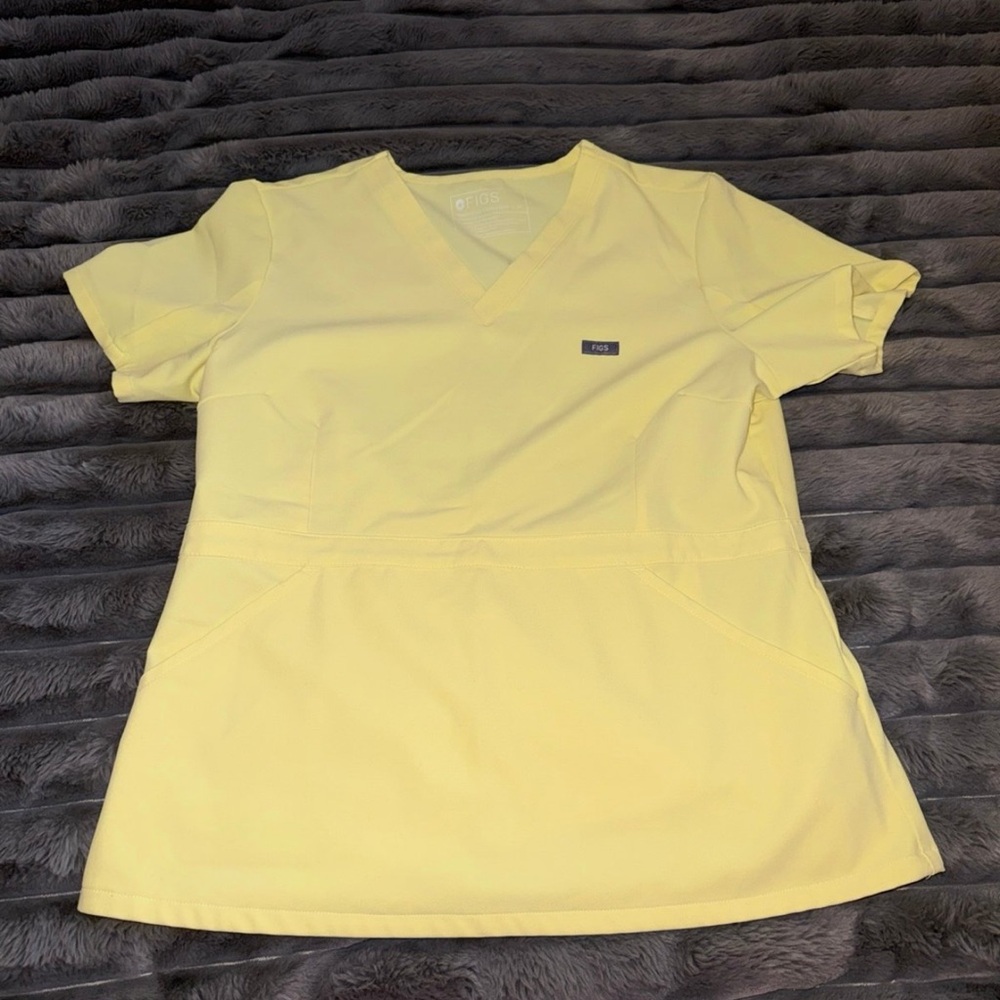 FIGS TECHNICAL COLLECTION women’s scrub top in sunshine yellow size medium